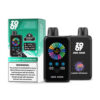 Zooy Zero 45000 wegwerp -vape -apparaten in Blueberry Watermelon -smaak, met een kleurrijke display en nicotine- en ijsbesturingsinstellingen op slanke zwarte eenheden met productverpakkingen met waarschuwing en smaakdetails.