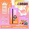 Promotionele afbeelding van een Bang Blaze wegwerp -vape -apparaat in gradiënt oranje en paars, met een schedel met hoofdtelefoons, met fruitillustraties voor bessen, watermeloen en perzik, die 4000 trekjes, mesh -spoel, 40 ml volume, 650 mAh batterij en de smaken bessen koelt en watermelzuren koelt en watermelzuur.