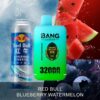 Een blikje Red Bull, een groene en blauwe Bang Leader Vape-apparaat met het label 32.000 trekjes, verse plakjes watermeloen en bosbessen op een ijskoude achtergrond met de tekst 'Red Bull Blueberry Watermelon.'