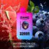 Een wegwerp-vape-apparaat met het label Bang Leader 32.000 Puffs in een roze en blauwe kleurovergang met watermeloenschijfjes die in het water spetteren aan de linkerkant en verse bosbessen omringd door muntblaadjes aan de rechterkant, wat de smaak van watermeloenijs, bosbessen en munt promoot.