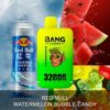 Een blikje Red Bull, een felgroene Bang Leader Vape met het label 'Red Bull Watermelon Bubble Candy 32000 Puffs', watermeloenschijfjes die in het water spetteren en diverse gummy snoepjes op de achtergrond.