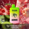 Kleurrijk dampapparaat met het label 'Bang Leader 32000 Puffs' met aardbeien, kiwi's en perziken en spetterende waterdruppels op de achtergrond, ter promotie van de smaak 'Strawberry Kiwi Peach Ice'.