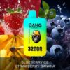 Wegwerp-vape-apparaat met het label Bang Leader met 32.000 trekjes, afgebeeld tegen een kleurrijke achtergrond van bosbessen, aardbeien en bananen met waterspatten, met de smaken bosbessenijs en aardbei-banaan.