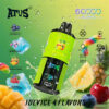 Kleurrijke promotionele afbeelding voor een AFUS vape -apparaat met een grote vape met waterdruppeltjes, fruit- en snoepafbeeldingen die vier smaken vertegenwoordigen - blauw razzijs, regenboogsuiker, ananasmango en bosbessenkerskers - onder andere tekst en pictogrammen die 6000 kiezels, 650 mAh batterij, verstelbare smaak en mesh coil -kenmerken en mesh -coil -kenmerken en mesh -coil -kenmerken benadrukken.