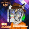 Promotionele afbeelding voor Airmez Fox Vape met twee vape -apparaten met een cartoonvos in een zonnebrillen en een hoed op hun labels, gezet tegen een kleurrijke geometrische achtergrond, waarbij bosbessen op ijs en bosbessenbroekaroma's en 8000 viescapaciteit worden benadrukt.