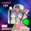 Een promotionele afbeelding voor Airmez Fox 2-in-1 vape-apparaat met smaken perzik ijs en mango-perzik, met twee vape-apparaten voor een cartoonvos-personage die een dop draagt, op een grafische achtergrond met tekst die 8000 trekjes benadrukt.