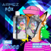 Promotionele afbeelding voor Airmez Fox Vaping Device met twee vape -pennen met een cartoonvos in een zonnebrillen en een roze hoed, tegen een kleurrijke geometrische achtergrond, met tekst die '2 in 1', '8000 puffs' en smaakopties 'gemengde bessen' en 'Dr Blue' benadrukt.