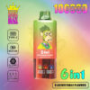 Kleurrijk vape-apparaat met een cartoonaap in een geel jasje, met het label '6 in 1 zure ananas sinaasappels', met pictogrammen voor Type-C opladen, 850 mAh batterij, olietanks met meerdere smaak, LED-scherm en tekst die 10.000 trekjes en zes verstelbare smaken benadrukt.