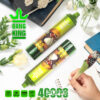 Groene en gele Bang King Wegwerp -vape -apparaten met een geïllustreerde gorilla met een helm, geplaatst op een wit oppervlak met bloemen, boeken en een handschrijven met een uil pen in de buurt;