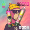 Twee Bang King Disposable Vape -apparaten met cartoongorilla -ontwerpen voor een kleurrijke achtergrond met een gestileerde gorilla die een zonnebril draagt ​​en een gele beanie, met productkenmerken en '40000 puffs' gemarkeerd.