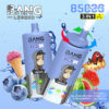 BANG LEGEND WEGELIJKE VAPE-apparaten met cartoon apenafbeeldingen, omgeven door bosbes, watermeloen, aardbeienijs en een vlammende stierillustratie, promotie van rode stier, bosbessen watermeloen en aardbeienijsaroma's met een 3-in-1-functie en 8500 trekjes.
