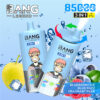 Promotionele afbeelding voor Bang Legend 3-in-1 vape-apparaat met twee vapen met een cartoon-aaplogo, omgeven door bosbessen, frambozen, een peer en ijsblokjes, met de nadruk op smaken bosbessen ijs, blauwe razz en geurige peer, met tekst die 8500 puffs aangeeft.