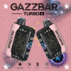 Twee Gazzbar Turbo Vape-apparaten met een ontwerp met een Galaxy-thema en constellatieafbeeldingen, ingesteld tegen een roze sterrenachtergrond met productfuncties die hieronder worden vermeld.