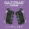 Twee Gazzbar Turbo Vape-apparaten met zwarte, met sterren bezaaide fronten en paarse zijden, weergegeven tegen een gespikkelde paarse achtergrond met branding en productpictogrammen eronder.