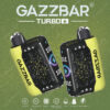 Twee gele en zwarte Gazzbar Turbo Vape -apparaten met kosmische sterrenpatronen weergegeven op een groene gespikkelde achtergrond, met productfuncties en branding.