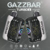 Twee Gazzbar Turbo Vape-apparaten met ontwerpen met constellatie-thema, ingesteld tegen een sterrenhemelachtige achtergrond met productfuncties die hieronder worden weergegeven.