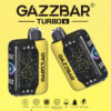 Twee gele en zwarte Gazzbar Turbo Vape -apparaten met constellatiepatronen, 100 indicator en branding, weergegeven tegen een gele achtergrond met productfuncties die hieronder worden vermeld.