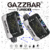 Twee Gazzbar Turbo Vape-apparaten met een zwart-wit ontwerp met sterrenconstellaties, die tegen een achtergrond met ruimtethema drijven met branding en pictogrammen voor productfuncties onderaan.
