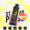 Stagbar pulsvape-apparaat in perzik mango watermeloensmaak met een kleurrijk ontwerp, productkenmerken waaronder power screen display, mesh spiraal, 30 ml capaciteit, type-C oplaadbare en verstelbare luchtstroom die aan de onderkant wordt weergegeven, samen met fruitvisuals en vetgedrukte branding.