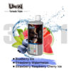 Uwin Tornado Triple Vape Bottle met een leeuwafbeelding, omringd door spatten water, bosbessen, aardbeien, frambozen, watermeloen en tekstlijst Flavours: bosbessenijs, aardbeienwatermeloen en aardbeienschroefkastische kersijs.