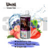 Uwin Tornado Triple Vape -apparaat weergegeven met spetterend water, omgeven door aardbeien, perziken en druiven om zijn aardbeienijs, zomerse perzik ijs en druivenijsaroma's te illustreren.