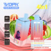 Promotionele afbeelding voor Vopk 4-in-1 vape met twee vape-apparaten, verschillende fruit zoals watermeloen, aardbei en bosbessen, en markeerfuncties zoals 650 mAh batterij, digitaal display, 8000 suffels en vier smaken: watermeloenijs, drievoudige meloenijs, blauw razzijs en aardbeienijs.