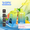 Promotionele afbeelding voor Vopk Four Flavours 4-in-1 wegwerp vape-apparaat, met twee vape-eenheden met een leeuwenpaneel en smaakselectiepaneel, omringd door fruitbeelden die de beschikbare smaken vertegenwoordigen: bosbessen ijs, perzik mango watermeloen, meloenappel en bruisende kersijs.
